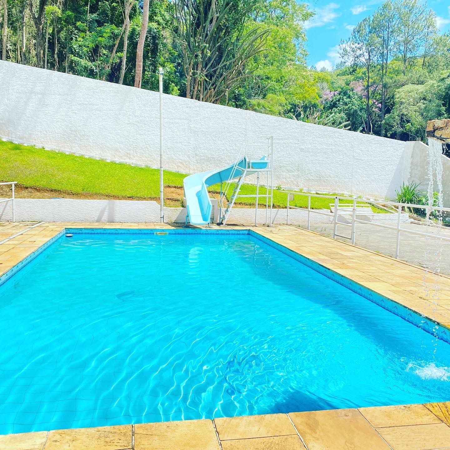 Piscina e área externa de convivência do CTR2